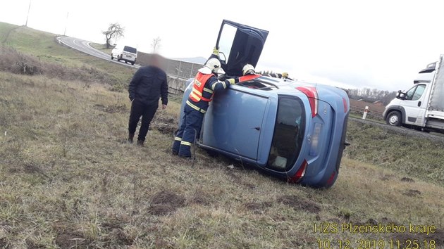 Pot, co se idika bhem jzdy otoila na psa sedcho na mst spolujezdce, sjela ze silnice a s autem skonila na boku.