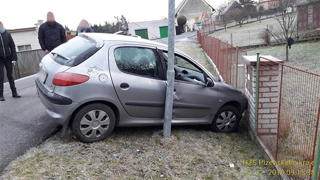 Dal nehoda na namrzl silnici se odehrla v Nov Huti na Rokycansku.