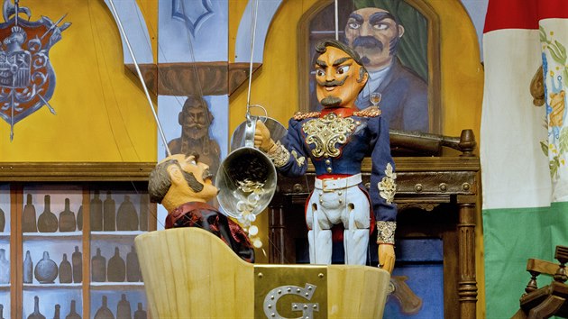V inscenaci Pozor, Zorro! plzeskho Divadla Alfa se na scn objevuje 80 loutek a iv kapela s nstroji dovezenmi z Mexika. (16. 12. 2019)