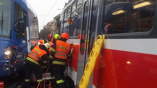 Na Konečného náměstí v Brně zasahují hasiči u nehody dvou tramvají a osobního auta.
