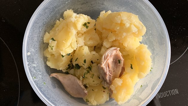 Někteří rodiče si stěžují na kvalitu jídel připravovaných v Mateřské škole Kamenáčky v brněnských Židenicích. Na sociálních sítích se objevilo několik fotek svačin a obědů.