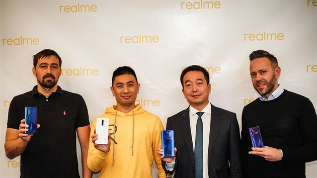 Zástupci Realme a distributora pi oznámení vstupu znaky na eský trh