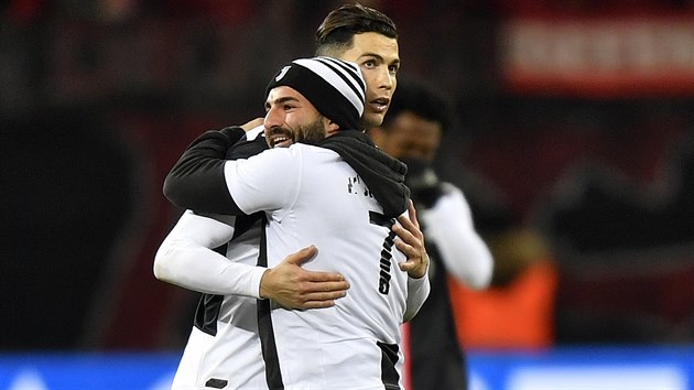 Cristiano Ronaldo z Juventusu objm pznivce, kter kvli anci dotknout se hvzdy vtrhl na hrac plochu bhem zpasu Ligy mistr v Leverkusenu.