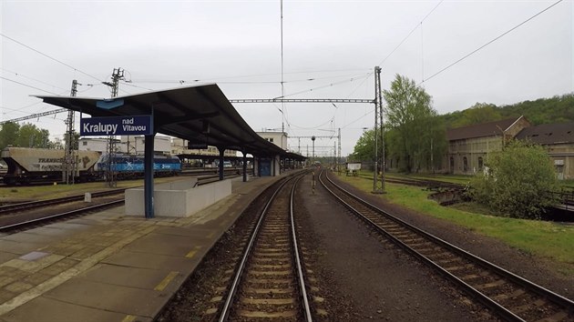 Stanice Kralupy nad Vltavou, vpravo nepoužívaná točna