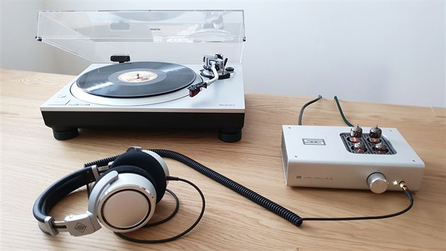 Skvělá kombinace: gramofon Technics SL-1500C, sluchátkový zesilovač Schiit Audio Valhalla 2 a sluchátka Neumann NDH20.