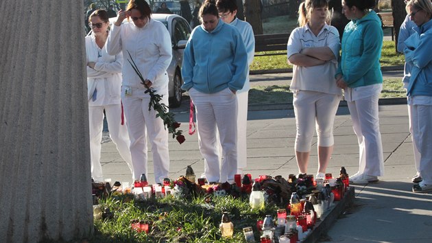 St�elba ve Fakultn� nemocnici v Ostrav�-Porub�. Jedno ze dvou pietn�ch m�st. (11. 12. 2019)