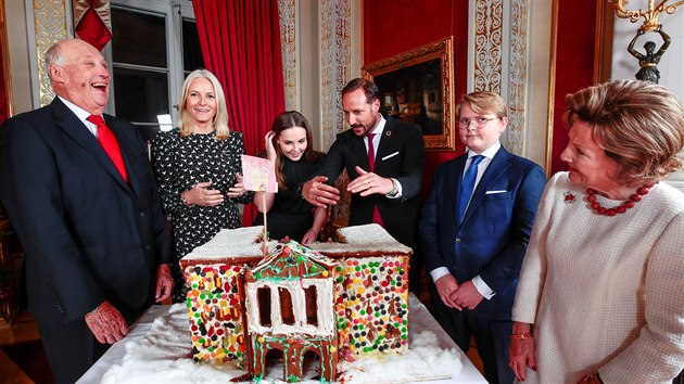 Norsk krl Harald V., korunn princezna Mette-Marit, princezna Ingrid Alexandra, korunn princ Haakon,  princ Sverre Magnus a krlovna Sonja (Oslo, 16. prosince 2019)