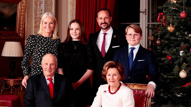 Norsk korunn princezna Mette-Marit, krl Harald V., princezna Ingrid Alexandra, korunn princ Haakon, krlovna Sonja a princ Sverre Magnus (Oslo, 16. prosince 2019)