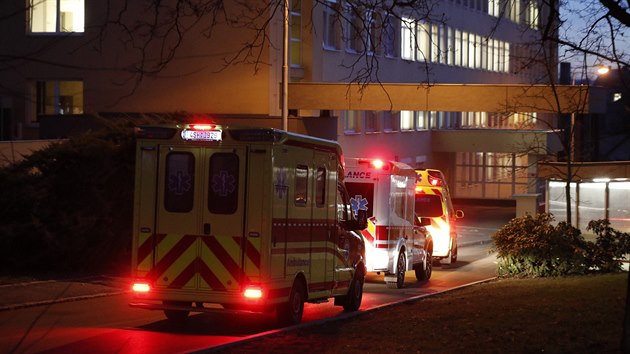 Provoz beneovsk nemocnice ochromil potaov virus. Nkolik pacient, kte mus bt pipojen na pstroje, bylo kvli tomu pevezeno jinam. (11. prosince 2019)