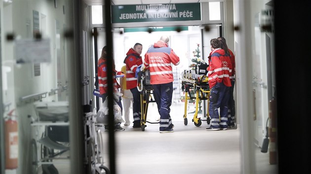Provoz benešovské nemocnice ochromil počítačový virus. Několik pacientů, kteří musí být připojení na přístroje, bylo kvůli tomu převezeno jinam. (11. prosince 2019)