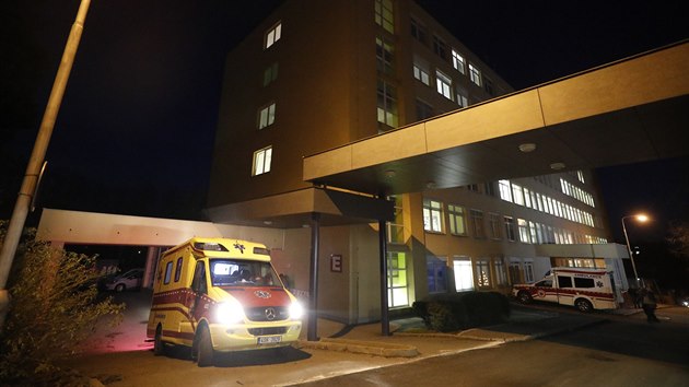 Provoz beneovsk nemocnice ochromil potaov virus. Nkolik pacient, kte mus bt pipojen na pstroje, bylo kvli tomu pevezeno jinam. (11. prosince 2019)
