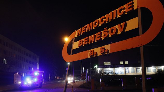 Provoz beneovsk nemocnice ochromil potaov virus. Nkolik pacient, kte mus bt pipojen na pstroje, bylo kvli tomu pevezeno jinam. (11. prosince 2019)