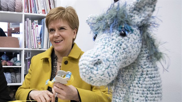 Ldryn Skotsk nrodn strany Nicola Sturgeon bhem pedvolebn kampan pletla s mstnmi enami v Glasgow. (11. prosince 2019)