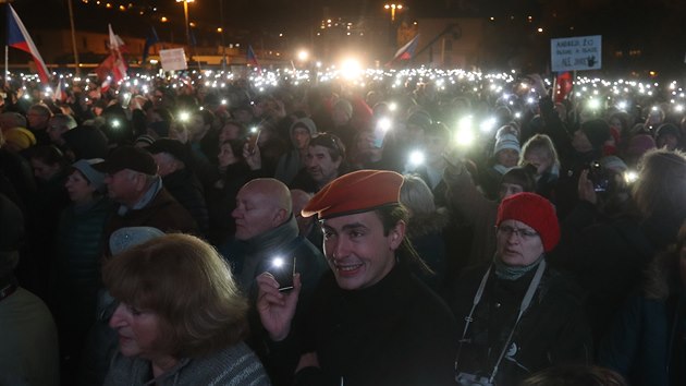 V Praze proběhla další demonstrace za odstoupení premiéra a lídra hnutí ANO Andreje Babiše. Vystoupilo na ní několik opozičních politiků. (17. prosince 2019)