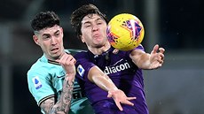 Federico Chiesa (vpravo) z Fiorentiny a Alessandro Bastoni z Interu Milán.
