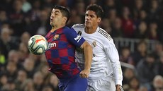 Luis Suárez (vlevo) zpracovává mí, brání ho Raphael Varane.