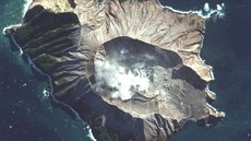 Satelitní snímek sopky na novozélandském ostrov White Island z kvtna 2019