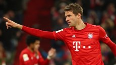 Thomas Müller z Bayernu Mnichov oslavuje svj gól do sít Brém.