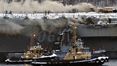 Poár na ruské letadlové lodi Admiral Kuzncov bhem oprav v Murmansku na...