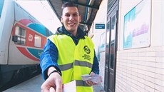 Usm�vavé pracovníky ve vestách potkáte v Praze.