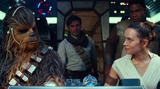 Zleva: Chewbacca alias vejkal, Poe Dameron, Finn a Rey letí vstíc...