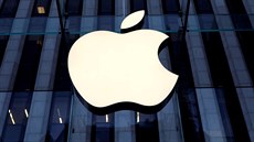 Logo společnosti Apple na budově, ve které na 5. Avenue v New Yorku sídlí Apple...