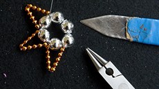 Výroba ozdob z ručně foukaných perel