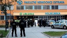 Policisté zasahují ped Fakultní nemocnicí Ostrava. (10. prosince 2019)