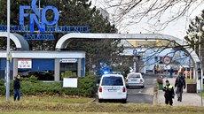 Policisté zasahují ped Fakultní nemocnicí Ostrava. (10. prosince 2019)