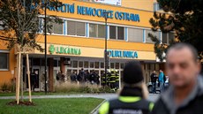 Policisté zasahují před Fakultní nemocnicí Ostrava. (10. prosince 2019)