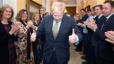 Zaměstnanci sídla britského premiéra na Downing Street vítají Borise Johnsona...