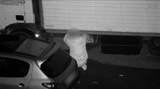 Kamery natočily zdrogovaného muže, jak krade autobaterie z náklaďáku