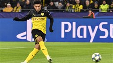 Anglický útočník Dortmundu Jadon Sancho střílí gól Slavii v domácím zápase...