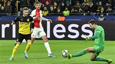 Marco Reus, kapitán Dortmundu, nevyužil zaváhání slávisty Ladislava Takácse. V...