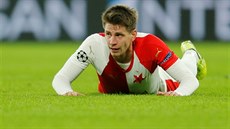 Faulovaný slávista Luká� Masopust na trávníku Vestfálského stadionu v Dortmundu.