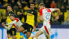 Slávistický záloník Tomá Souek stílí gól proti Dortmundu, v pozadí padající...
