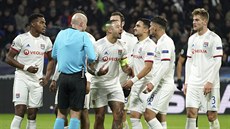 Fotbalisté Lyonu v ele s Memphisem Depayem protestují u anglického rozhodího...