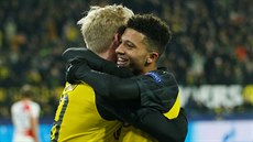 Julian Brandt a Jadon Sancho, dva stelci Dortmundu z duelu Ligy mistr proti...