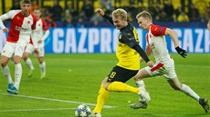 Julian Brandt stílí druhý gól Dortmundu, slávista Petr evík mu nestaí.