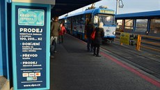 V ulicích Ostravy se postupn objevují automaty na kreditní jízdenky.