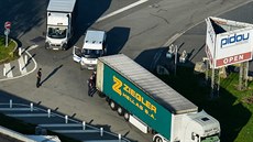 Policie ve francouzském Calais prohledává kamion a zjiuje, jestli v nm...