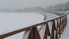 Stezka vede pi hrázi spojující malé a velké Lipno u erné v Poumaví.