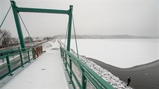 Stezka vede po kamenném valu, který tam navezla nákladní auta. (13. prosince...