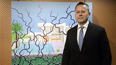 Slovenský ministr financí Ladislav Kamenický stojí u jednoho ze svých obraz,...