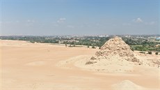 Sahuerova pyramida v Abúsíru s rozvalinami jeho zádušního chrámu. Vlevo v dáli...