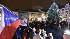 Lidé na Mírovém námstí v Ústí nad Labem protestují 19. prosince 2019 za...