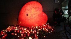 Lidé zapalují sví�ky na nám�stí Václava Havla u Národního divadla. (18....