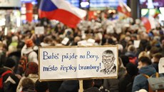 Demonstranti se z Václavského námstí pesunuli na hlavní nádraí. (10....