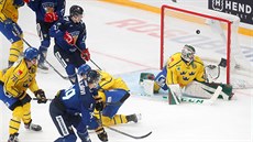 Finský hokejista  Jesse Puljujärvi střílí na turnaji Channel One Cup gól Švédům.