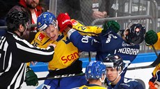 Švéd Gustav Rydahl  a finský hokejista Petteri Lindbohm v bitce na turnaji...
